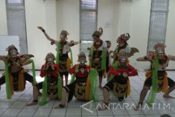 Mahasiswa Australia Belajar Tari Topeng di Ubaya (Video)