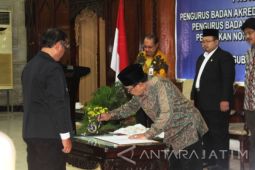 Gubernur Jatim Kukuhkan Komnas Pendidikan Wilayah