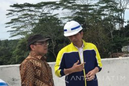 Kunker ke Kaltim Jokowi Kenakan Jaket Biru-Kuning