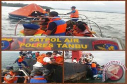 Polairud Mengevakuasi Penumpang Km Madani Nusantara
