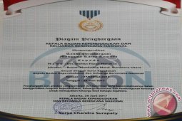 Bupati Madina Terima Penghargaan Manggala Karya Kencana