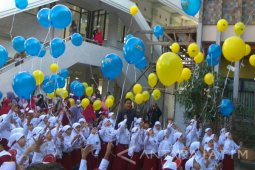 Siswa Baru SDM 18 Lepaskan Puluhan Balon saat MPLS