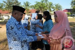 Sekdakab Labuhanbatu Serahkan Santunan