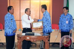 MEMBERIKAN PENGHARGAAN