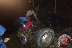Supir Truk Terjun Bebas Belum Dievakuasi
