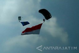 Prajurit Yontaifib-1 Marinir Atraksi Terjun Payung di Kediri
