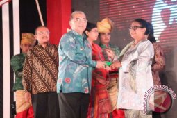 Bupati HSS Terima Dua Penghargaan