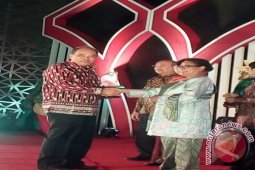 Walikota Terima Penghargaan Dari Menteri PP dan PA