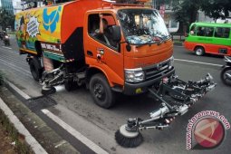 DKI Kerahkan Armada Penyapu Jalan Di Bekasi