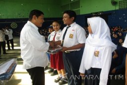 Ribuan Pelajar di Kediri Terima Seragam Gratis (Video)