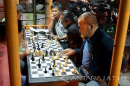 Saat La Nyalla Singgah Mendadak di Warung Kopi Tulungagung