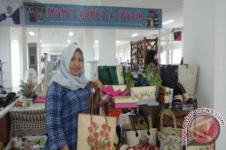 Shanty Kembangkan Usaha Melalui Seni Decoupage