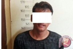 Pemuda Ngelem Tusuk Wanita Pakai Gunting