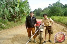 Katno, Berjibaku Dengan Lumpur Demi Pendidikan Siswa