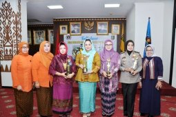 Ny. Yustin Ficardo Menerima Penghargaan Wanita Inspiratif Dari IKWI