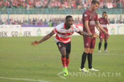 Madura United "Kudeta" Persipura dari Puncak Klasemen