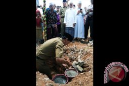 BUPATI TANAH LAUT MELAKUKAN PELETAKAN BATU