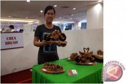 Susanto Mengolah Sikat Menjadi Kerajinan Unik
