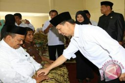 Bupati Beri Tali Asih dan Tepung Tawar Calhaj Tapanuli Selatan