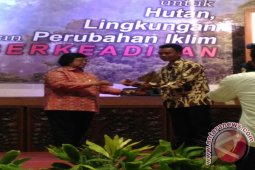 Menteri LHK Beri Penghargaan Wana Lestari 2017 Kepada Suriadi