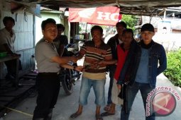 Warga Mesuji serahkan senpi rakitan kepada polisi