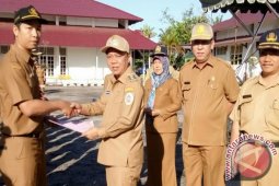 Wabup Tapteng Serahkan 180 SK Pengangkatan PNS
