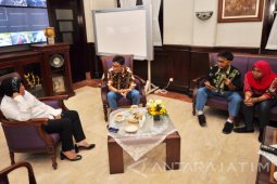 Risma Dicurhati Empat Pelajar SMA Surabaya (Video)