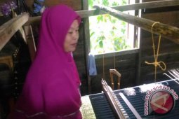 Kerajinan Kain Songket Sambas Butuh Sentuhan Perhatian