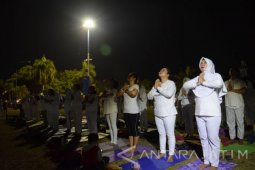 Komunitas Yogis Madiun Lakukan Yoga Chandra Namaskara