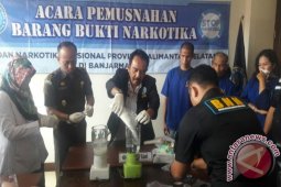 Kepala BNNP Kalsel Blender Sabu-Sabu Di Hadapan Tersangka