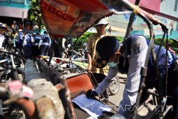Kembalikan Fungsi Jalan, Petugas Gabungan Tertibkan Parkir Liar PGS Surabaya