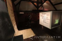 Penyair Surabaya Gandeng Fotografer Terbitkan Buku "Satu"