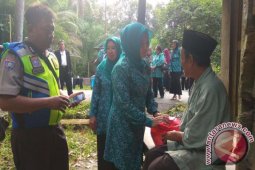Tim Penggerak PKK Kotabaru Santuni Warga Disabilitas