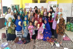 Warga Sidoarjo Ikuti Pelatihan Membuat Kerajinan Tangan