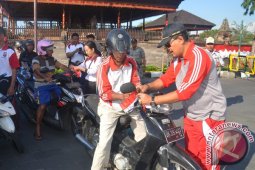 Wabup Klungkung Bagikan Bendera Merah Putih ke Masyarakat