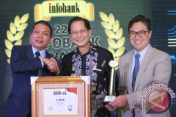 BCA Kembali Pertahankan "Titanium Trophy" Infobank Awards 2017 (Video)