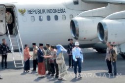 Jokowi "Mendarat" di Bandara Notohadinegoro Jember (Video)