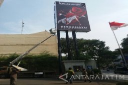 Tidak Etis, Reklame Wanita Seksi Merah Putih di Surabaya Dicopot