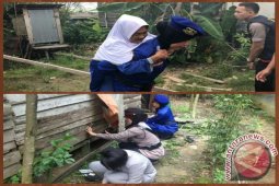 Polwan Gotong Royong Perbaiki Rumah Warga Lansia