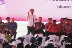 Presiden Bagikan KIP di Jember