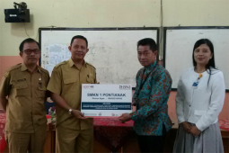 BNI Salurkan Beasiswa Ke SMKN 1 Pontianak