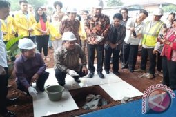 Purnomo Prawiro Bangun Balai Serba Guna Untuk UI