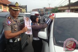 Satlantas Polresta Jambi bagikan bendera kepada pengendara