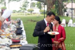 Presiden-Ibu Negara Cicipi Masakan Olahan Ikan di Halaman Istana (Video)