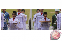 Dua Pelajar SMA Matauli Pembawa Merah Putih