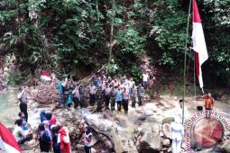 Merah putih berkibar di bekas persembunyian GAM