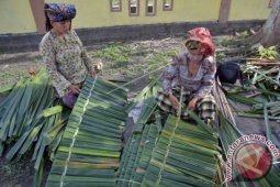 Lomba Anyam Atap Rumbia