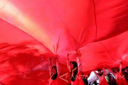 Mengarak Merah Putih Raksasa