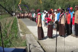 Petani di Blitar Upacara di Tengah Sawah