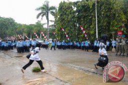 HUJAN! PESERTA UPACARA BUBARKAN DIRI